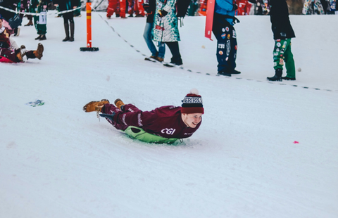 Avantages des voyages de snowboard universitaires