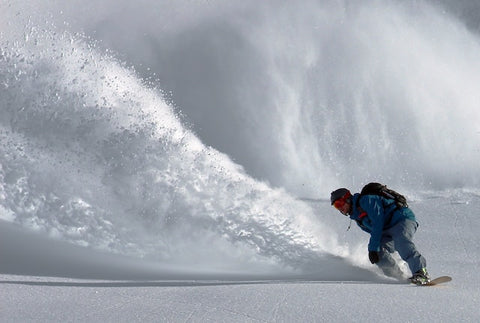 Skiing vs. Snowboarding: Advantages and Disadvantages for Beginners
